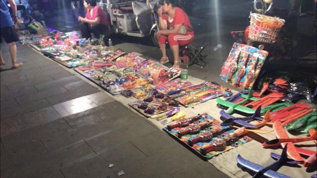 夜市小掌柜 11歲孩童暑期擺攤賣(mài)玩具的成長(zhǎng)啟示